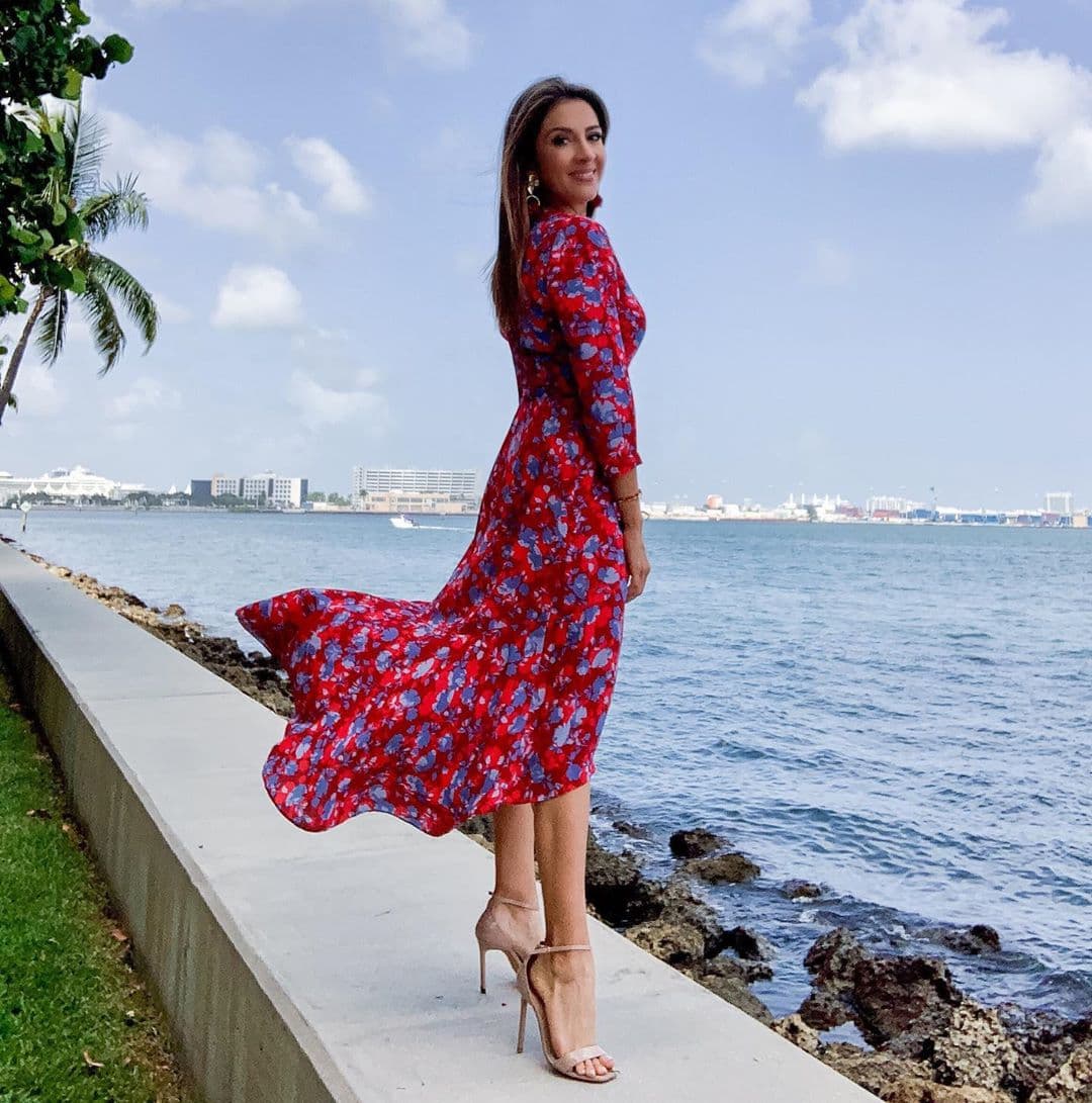 Frente al mar, la comunicadora posó con un vestido floreado en tonalidades cálidas. En este look también destaca la manga larga y la cauda que es levantada ligeramente por el viento.