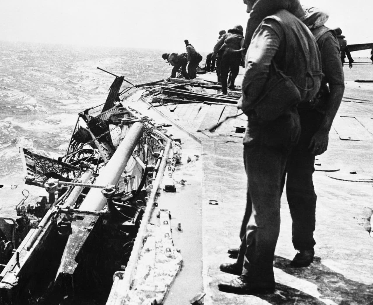 Un equipo de reparaciones trabaja en la cubierta del USS Lexington al comienzo de la “Batalla del Mar de Coral” en mayo de 1942, cuando una bomba japonesa golpeó la estructura de refilón. Más tarde, el ataque japonés dejó daños irreversibles al portaaviones, por lo que fue hundido deliberadamente.