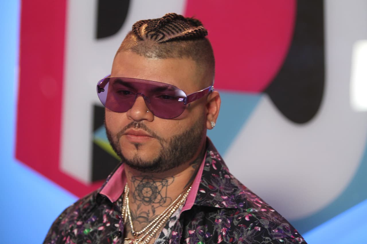 El toque final para su look fueron unos lentes morados, asi como un atractivo peinado.