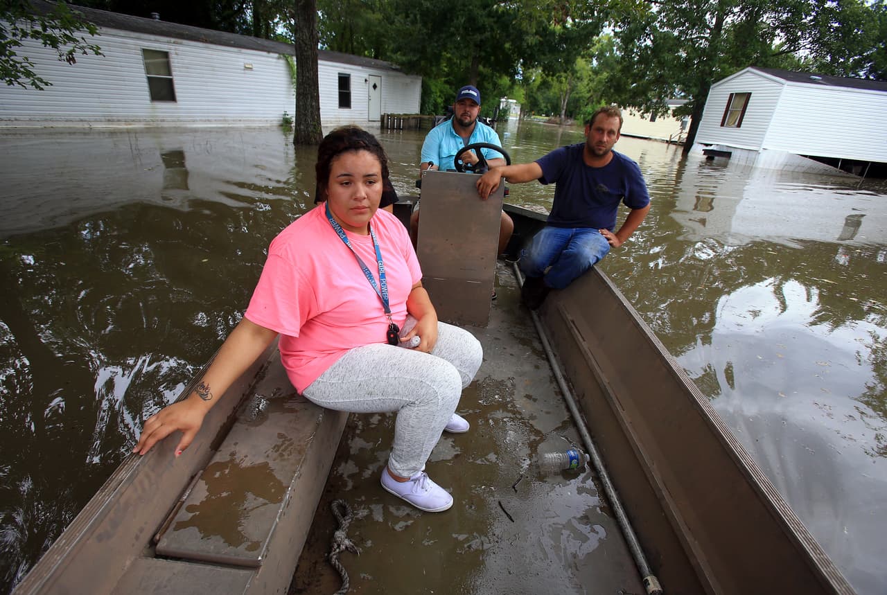 Algunos en Abbeville regresan a casa en bote, luego de pasar las lluvias en refugios. Hubo reportes aislados de saqueos, y el gobernador John Bel Edwards dijo que los distritos más afectados estarán sujetos a un toque de queda a partir de la noche del martes.