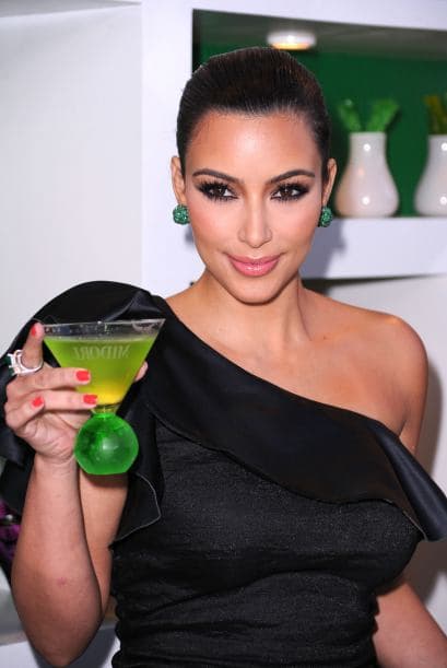 ¡Salud! Sí, brindemos por la fusión de talentos, ya que en las siguientes fotos verás a puras 'celebrities' que agarraron la copita con fuerza.