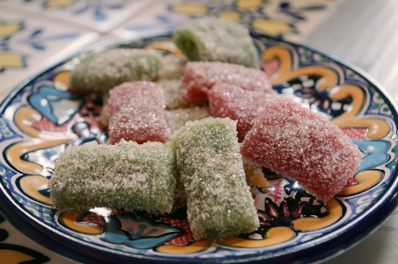 <b>Dulces regionales:</b> después de la comilona, el cuerpo demanda un bocado dulce. Uno de los clásicos es el flan, una gelatina elaborada con huevo, leche, queso que acompañada de rompope puede ser una delicia. O bien, algunos de los tradicionales dulces mexicanos como la alegría (amaranto y miel), las pepitorias (semillas de calabaza con miel de piloncillo o panela), frutas cristalizadas, merengues, dulces de leche o cocadas (coco rallado y horneado).
<br>