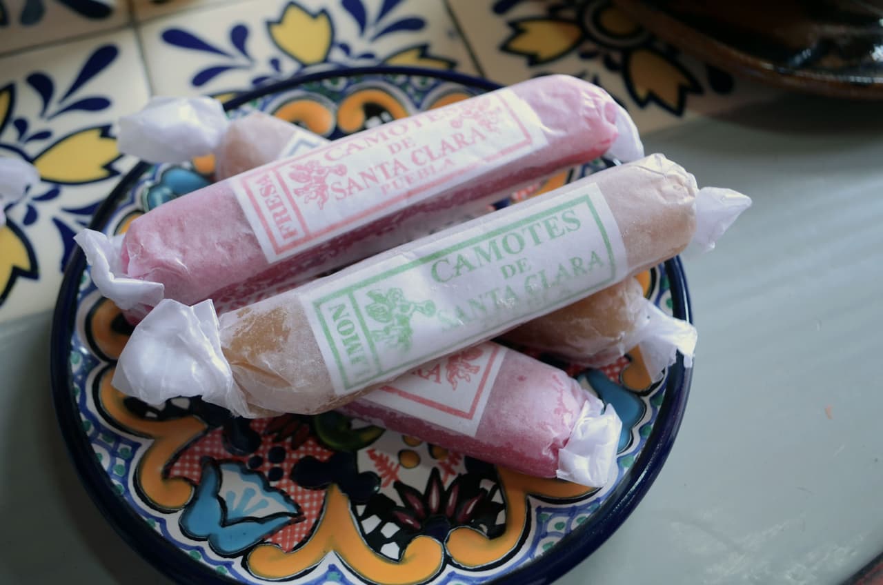 Camotes de Santa Clara: son otra historia de monjas, dulces que se preparan con camotes cocidos (conocidos también como batatas o boniatos), almíbar y agua de azahar. Una receta clásica que se encuentra en recetarios antiguos, como el Cocinero Mejicano, publicado en 1831.