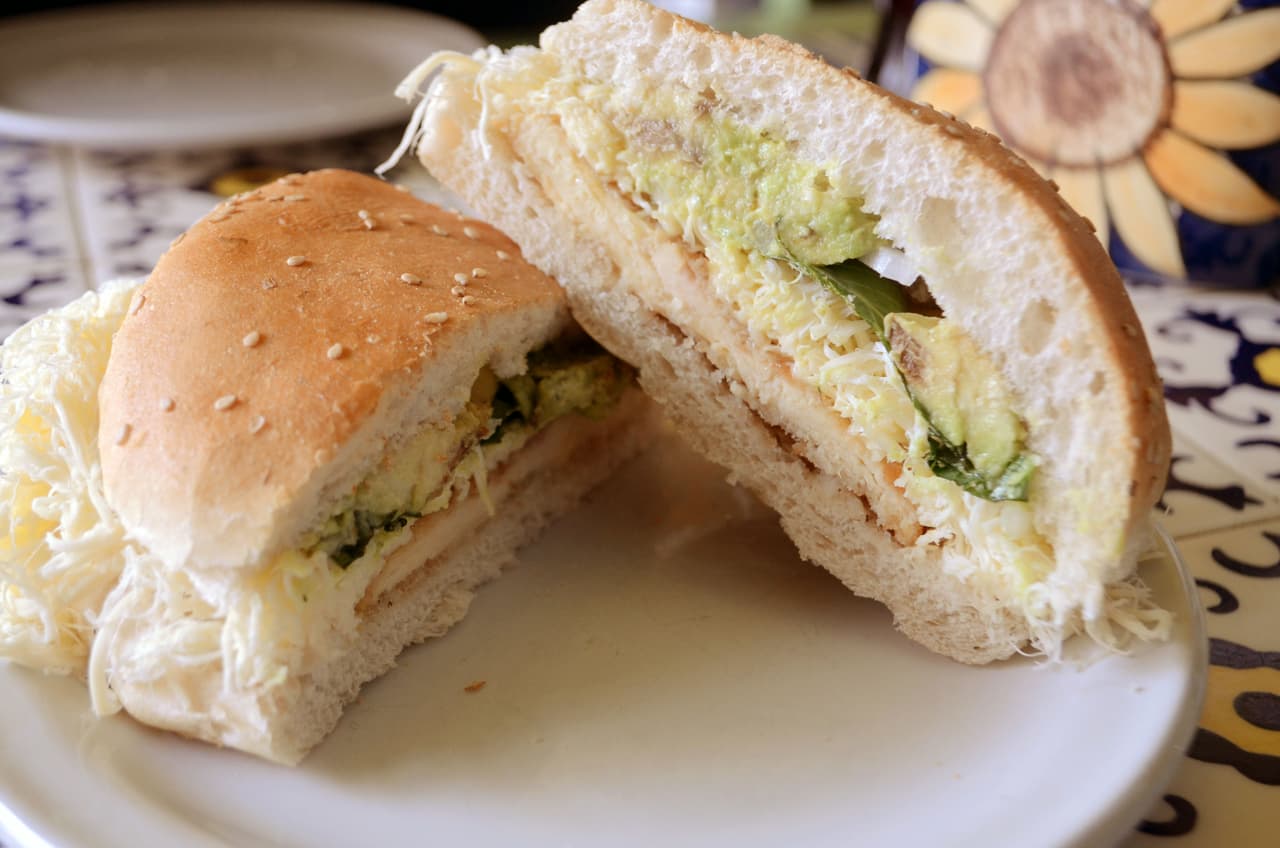 Cemita: este es un emparedado de ascendencia ibérica. El pan (la cemita) es pariente de dos variedades que se servían como tributo a la Corona Española en tiempos de la colonia, y que eran elaborados especialmente para resistir viajes largos sin descomponerse. Por lo general, la cemita se rellena con milanesa, queso de hebra (fresco) y aguacate. A veces se usa un quelite (hierba) de sabor muy penetrante —llamado pápalo— para acompañarla.