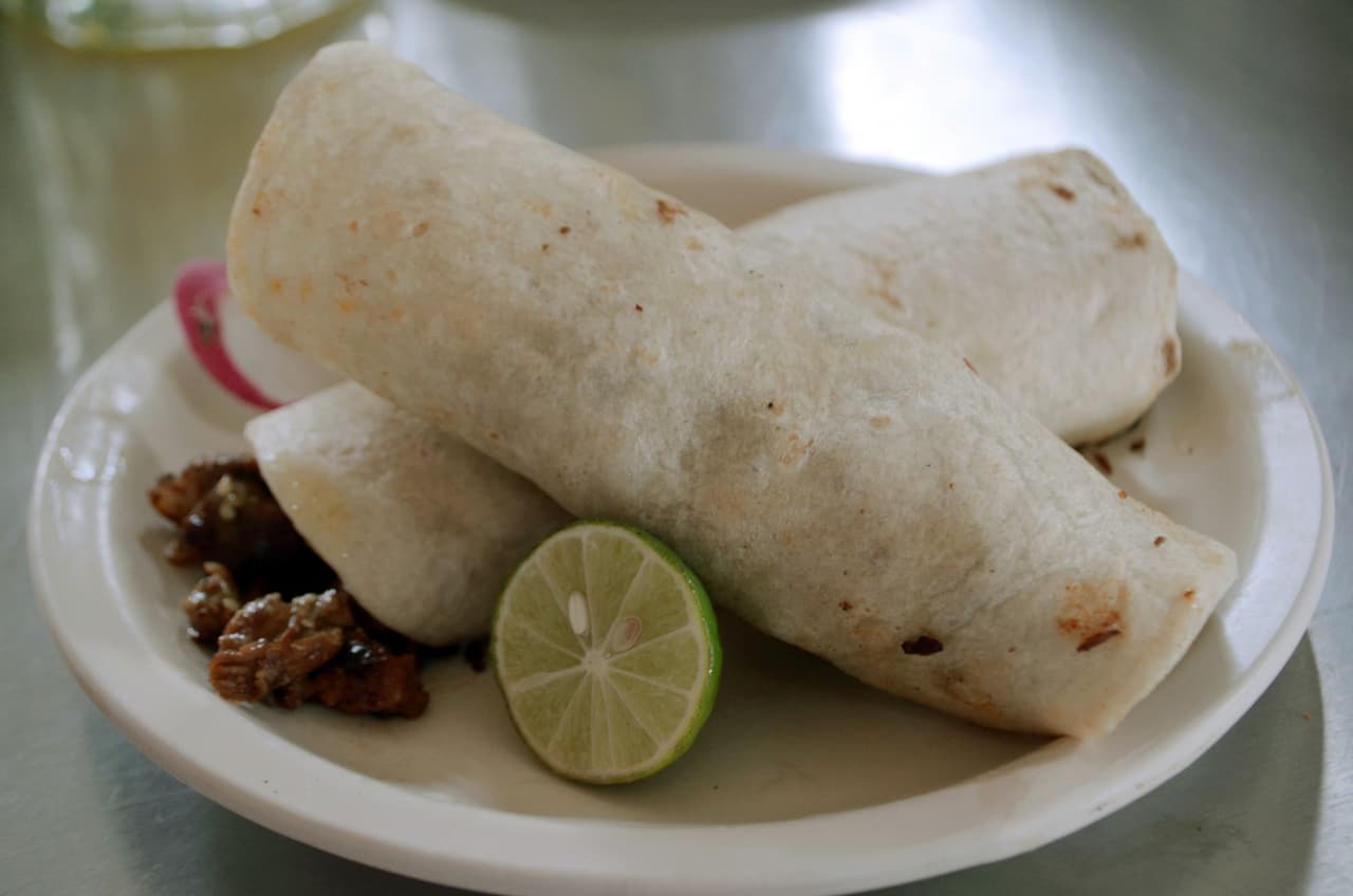 Taco árabe: su origen y nombre hacen referencia a los migrantes libaneses que llegaron a Puebla entre 1920 y 1930. Con ellos, la ciudad adoptó sus costumbres y comida. Los tacos están hechos de carne de cordero (y a veces de res). Aunque se comen solos, no es pecado comerlos con salsa, cebolla, perejil y ajo.