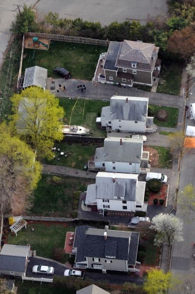 Desde que la policía levantó la prohibición de salir, los vecinos y demás habitantes de la ciudad en Massachusetts (noreste de Estados Unidos), traumada por una semana de terror y sangrienta persecución de los sospechosos, desfilan para observar el lugar en el que se había escondido Dzhojar Tsarnaev, el más joven de los dos hermanos sospechosos de ser los autores del doble atentado del lunes.