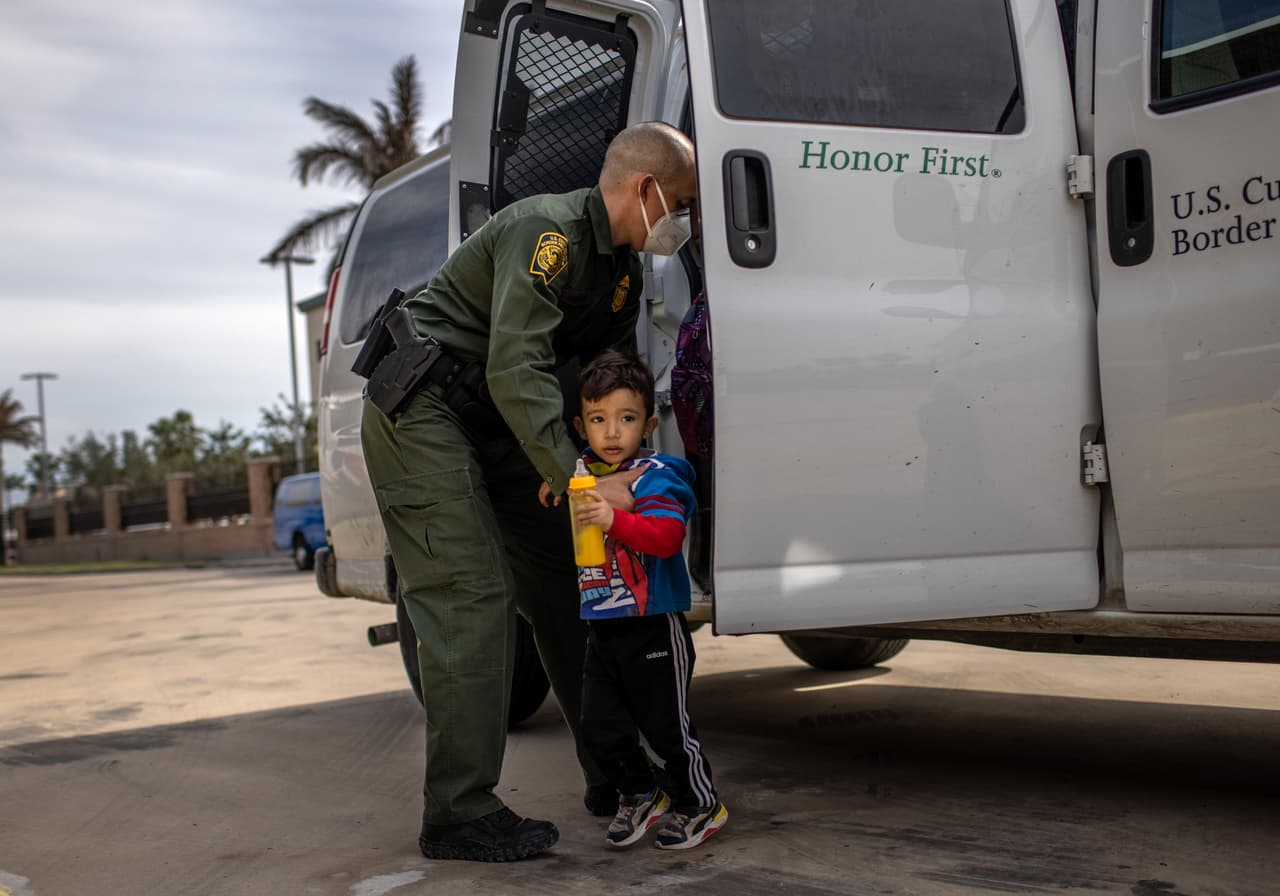 De acuerdo con
<a href="https://www.cbp.gov/newsroom/stats/southwest-land-border-encounters"> <u>cifras recientes de CBP, </u></a> solo en febrero pasado, 9,297 menores inmigrantes no acompañados de un adulto arribaron a EEUU de forma irregular. En la foto un joven solicitante de asilo junto a su familia luego de ser liberado por las autoridades, el 26 de febrero.