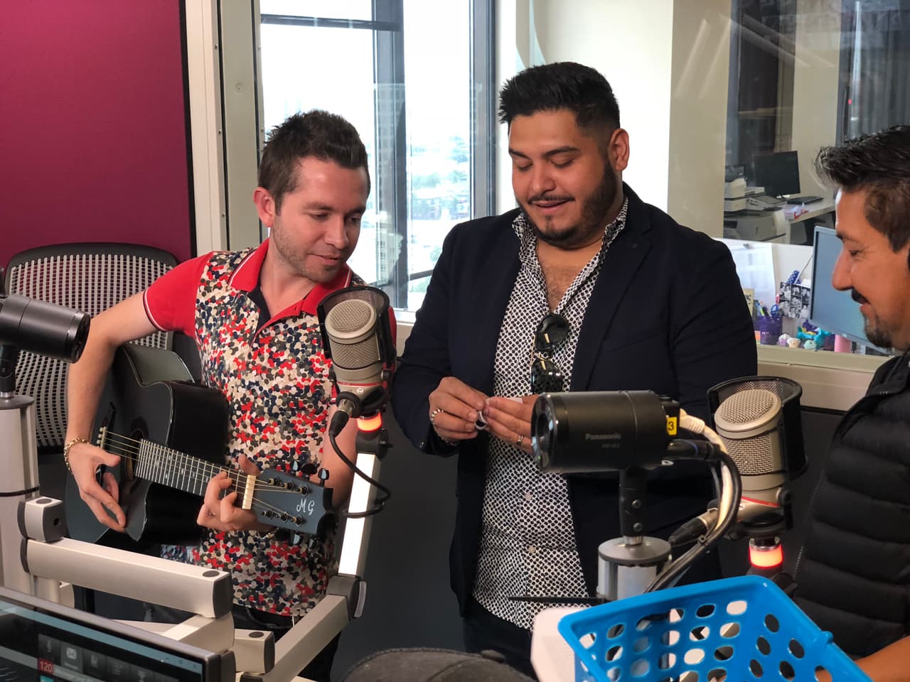 Sin embargo, no se esperaba que le preguntaran si alguna vez ha tenido que besar a un hombre.