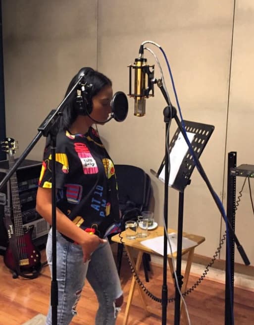 Por supuesto, ella tambié está trabajando en un proyecto musical. Las lecciones de su padre son su mayor tesoro.