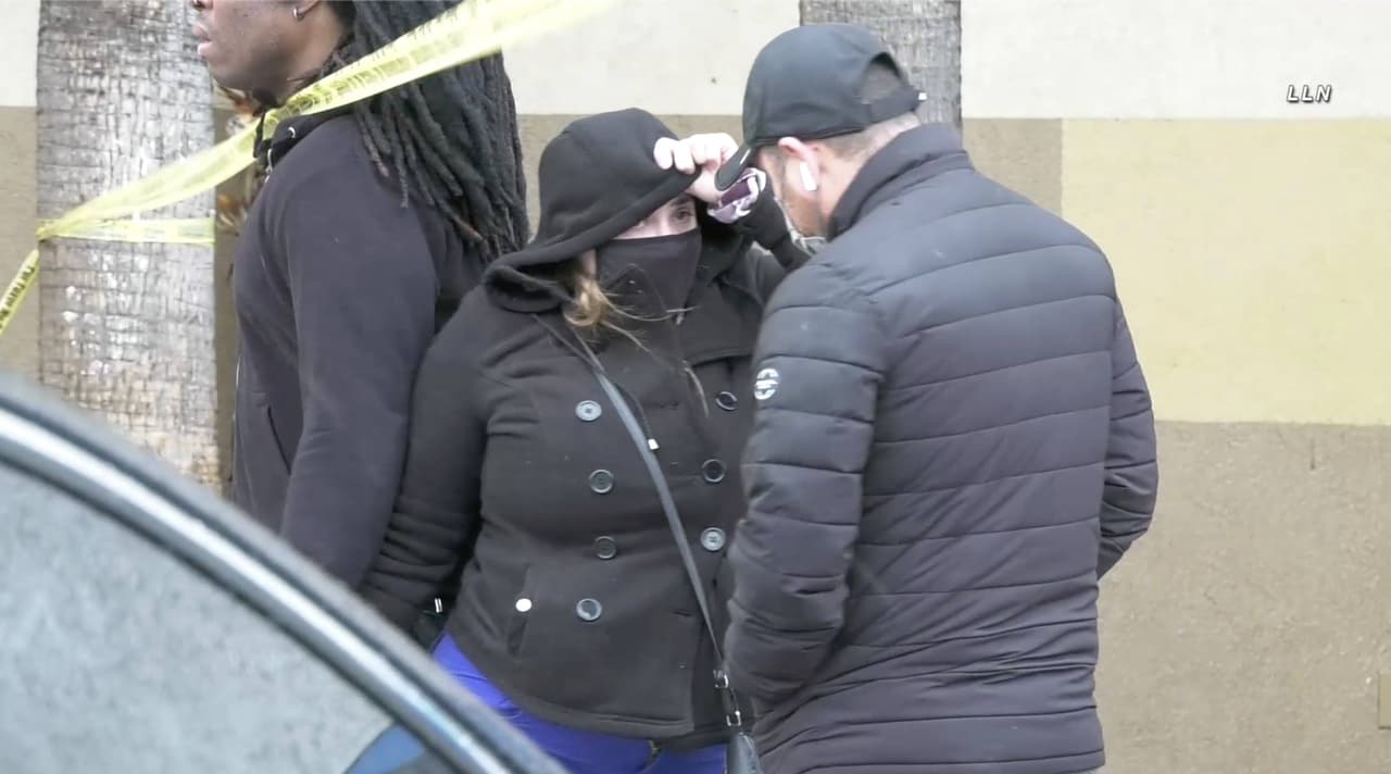 El 
<a href="https://twitter.com/LAPDHQ/status/1474180131270791179"><b>subdirector del LAPD, Dominic Choi</b></a>, dijo que durante una búsqueda posterior, la policía encontró un agujero en un tramo de paneles de yeso que estaba frente al oficial o los oficiales que abrieron fuego contra el sospechoso. "Fuimos detrás (de la pared), y resultó ser un vestier", dijo Choi. "Pudimos localizar a una niña de 14 años que fue encontrada muerta".