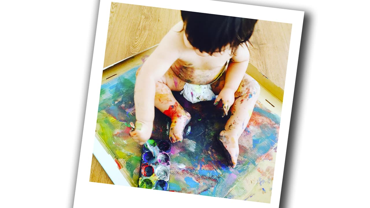 Su sonrisa nos derrite el corazón y esa carita de niño malo nos alegra el corazón.