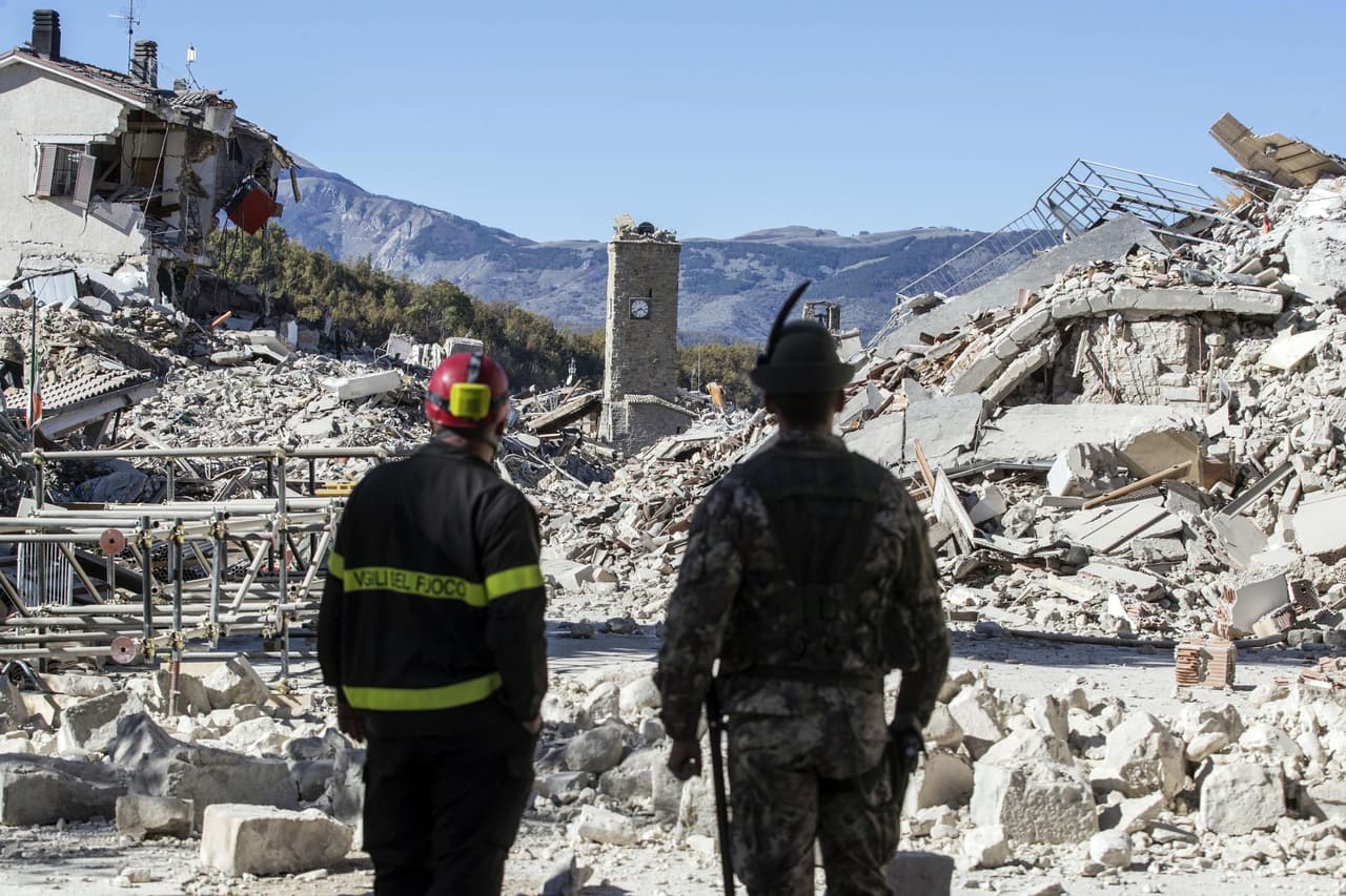 Miles de personas demandan ayuda después del fuerte terremoto del domingo en Italia 