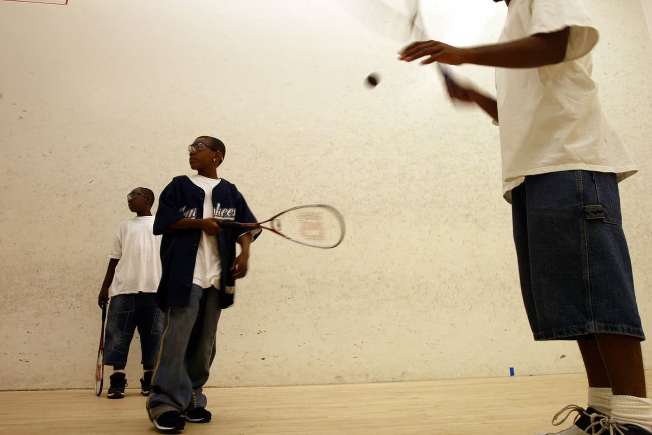 Maratón más largo de squash. Darren Yates y Adam Fisher lograron jugar 35 horas, 2 minutos, 3 segundos. Sus acciones sirvieron para recaudar fondos para construir escuelas en partes remotas de Nepal.