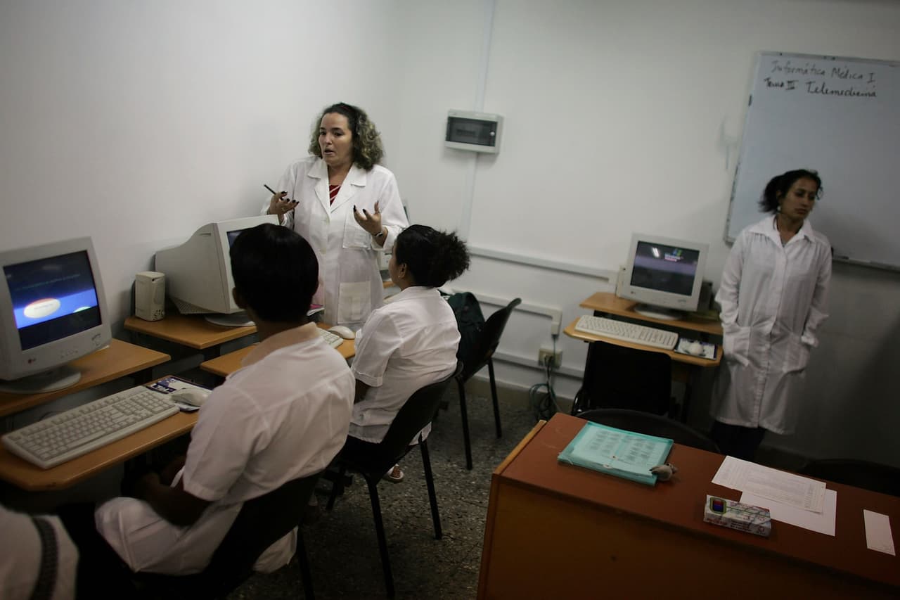 La clase de computación más larga. El récord para la clase de informática más grande fue logrado gracias a 1, 135 estudiantes en la provincia de Shandong, China.