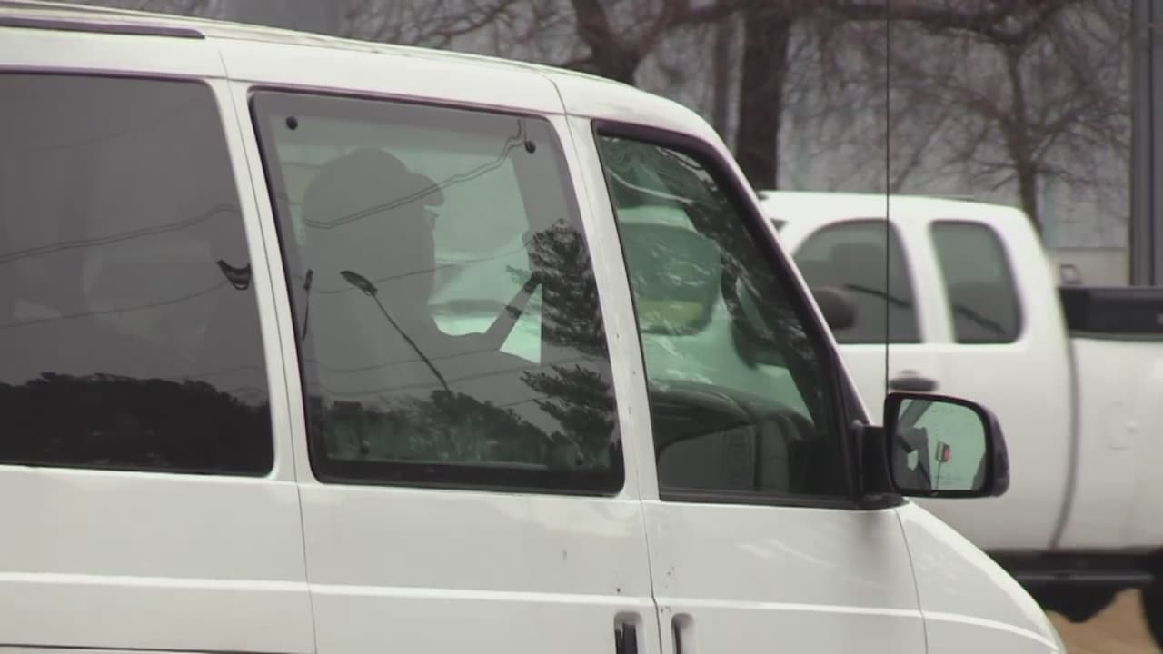 Denuncian que ICE sorprendió y arrestó a hispanos que iban hacia el trabajo