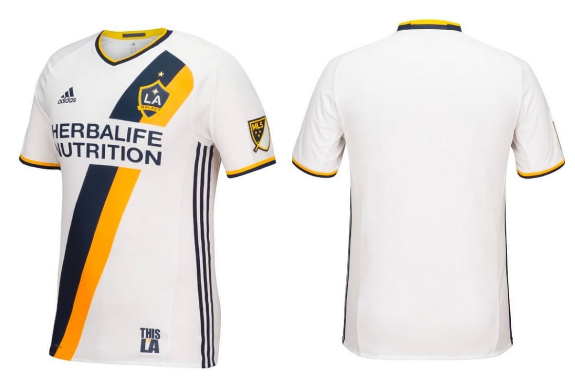 La nueva camiseta del Galaxy mantiene su tradicional línea diagonal, pero en esta ocasión estará dividida en los dos colores principales del club, azul y oro
