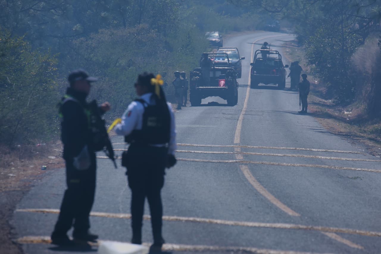 Soldados hacen guardia en Cointzio, estado de Michoacán.