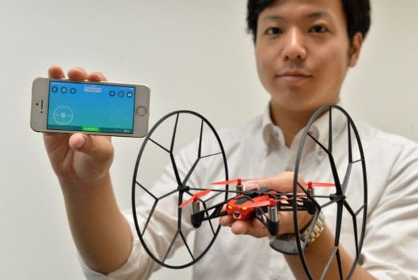 Una empresa francesa de alta tecnología muestra al mini drone "Rolling Spider" que puede manejarse a través de un smartphone.