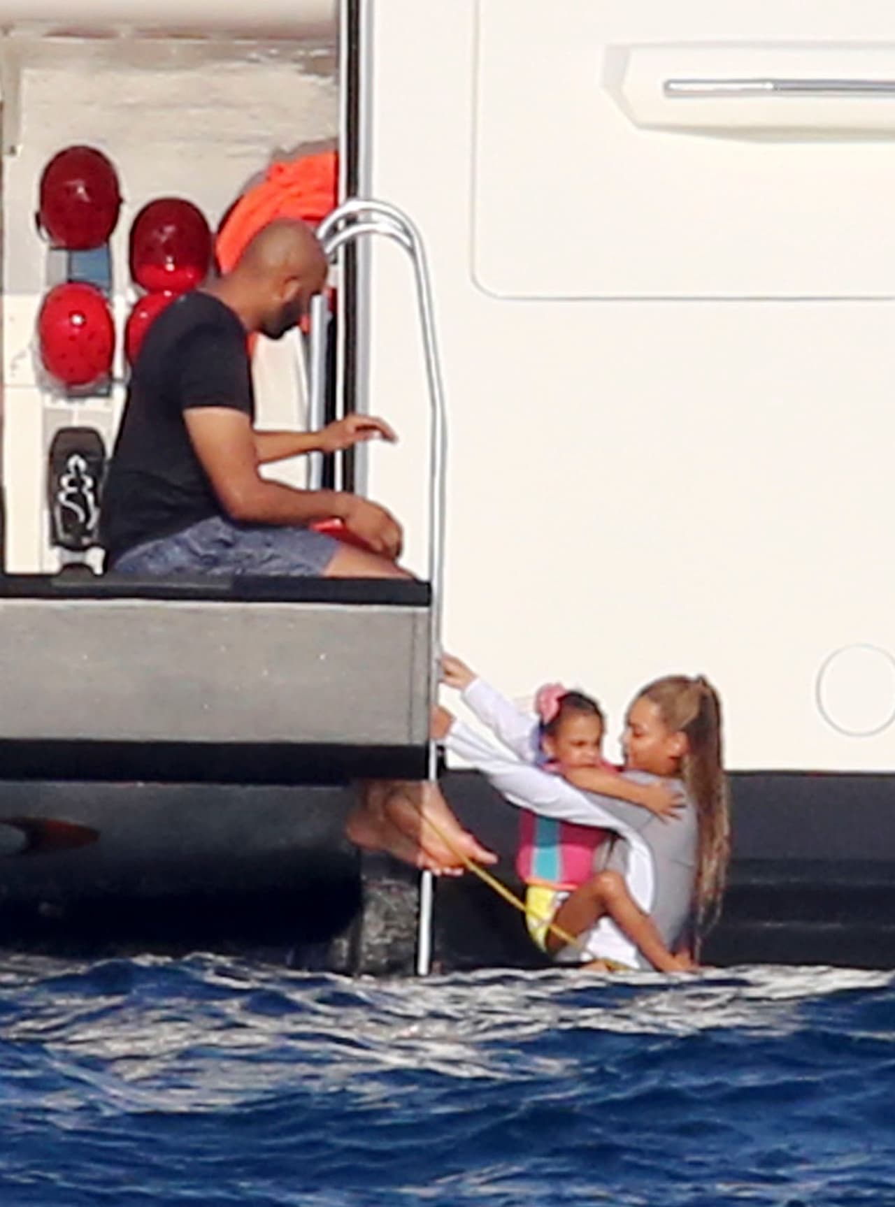 Aquí la vemos disfrutando del mar en uno de los paseos en yate de la familia.