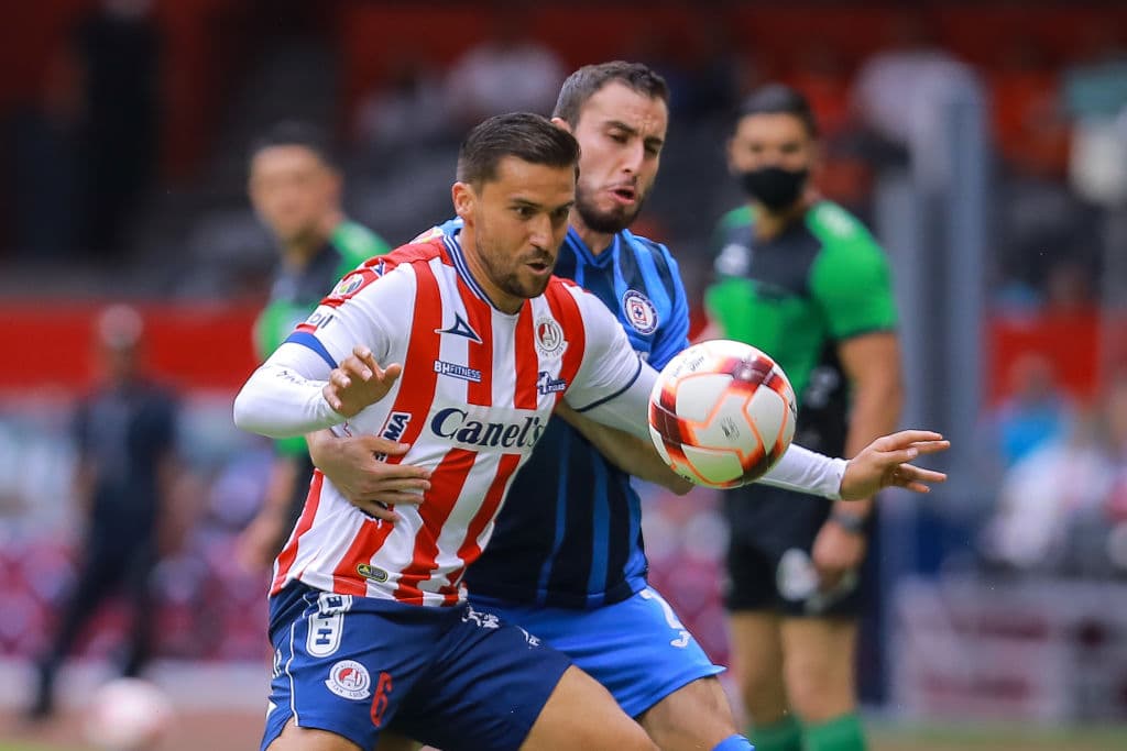 Ricardo Chávez, con un gol sobre el final del primer tiempo, le dio la victoria al Atlético de San Luis por 0-1 sobre el Cruz Azul en el Estadio Azteca.