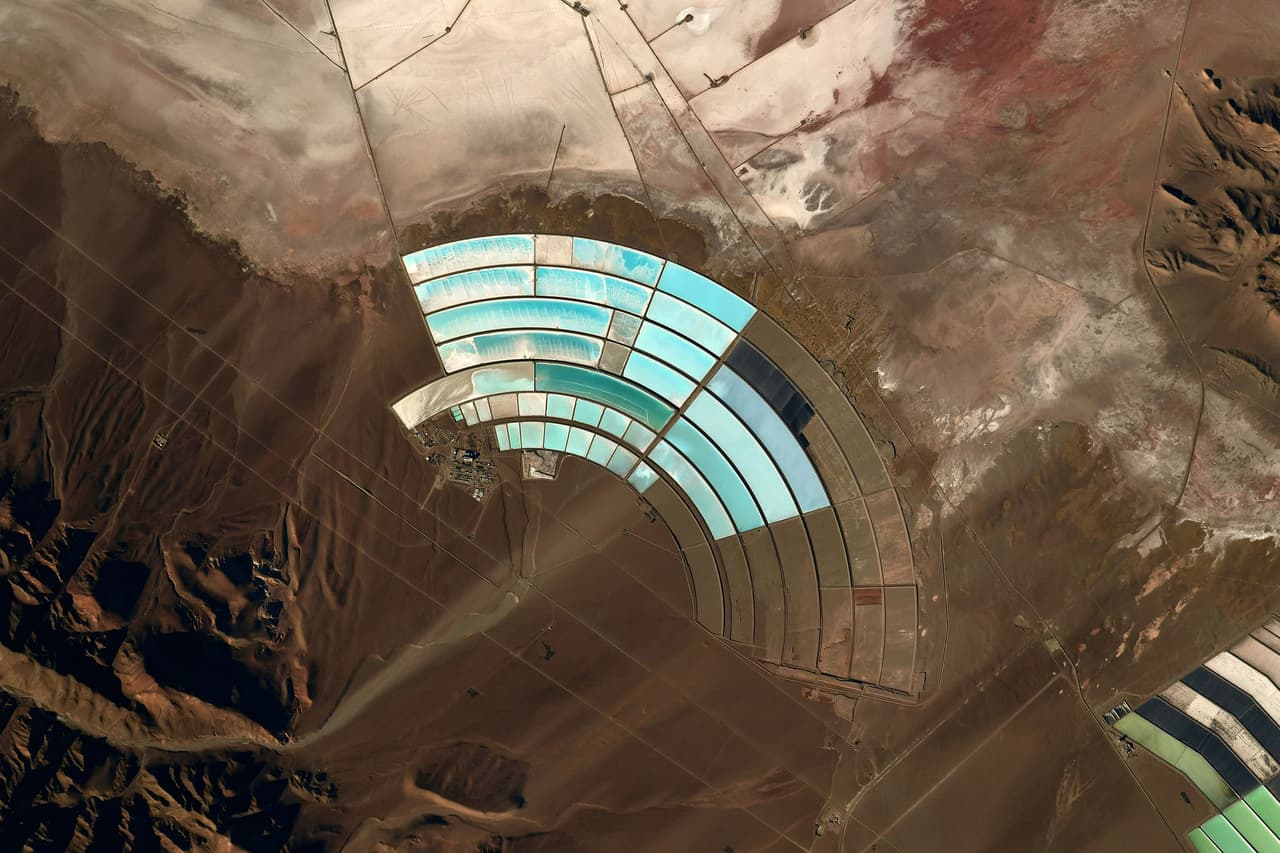 <b>El espectáculo del color en los cultivos de Los Ándes</b>
<br>
<br>“Esta zona entre Perú, Chile y Bolivia es una fuente infinita de formas mágicas y colores llamativos”, contó al astronauta sobre esta foto. 
<br>
<br>Su preocupación por el medio ambiente lo llevó a convertirse en Embajador de Buena Voluntad de la ONU para la Agricultura y la Alimentación (FAO). Desde la Estación Espacial Internacional apoyó la investigación de esta organización en la innovación agrícola.
<br>