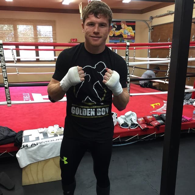 'Canelo' se convirtió en campeón a sus 20 años y desde esa edad, comenzó a facturar en grande y rodearse de otras celebridades del mundo deportivo y del espectáculo.