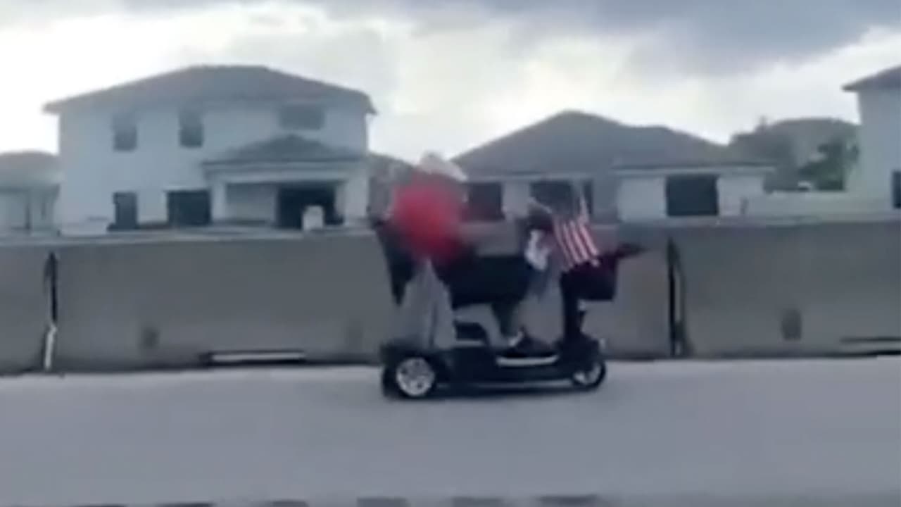 Abuelito hispano a la fuga a toda velocidad en su scooter por la autopista