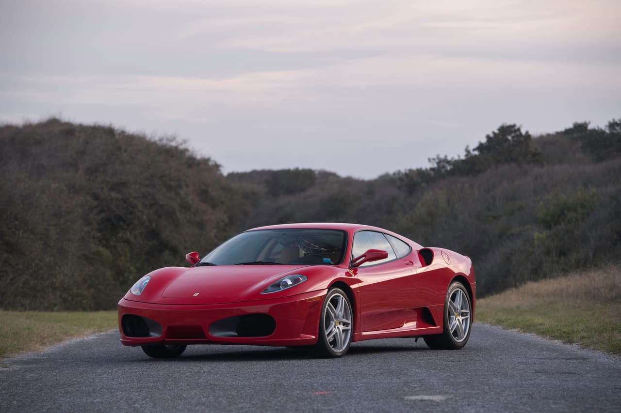 En 2007 Donald Trump adquirió este
<b> Ferrari F430 Berlinetta F1</b> el cual vendió después de haberlo utilizado por apenas 2,400 millas. El Ferrari F430 Berlinetta F1 de 2007 tenía un precio inicial de 185,000 dólares. El F430, diseñado por Pininfarina con el
<b>rendimiento aerodinámico como máxima prioridad</b>, llegaba para sustituir al Ferrari 360 como su súper auto deportivo ‘regular’ de motor medio de la gran marca italiana de autos deportivos.