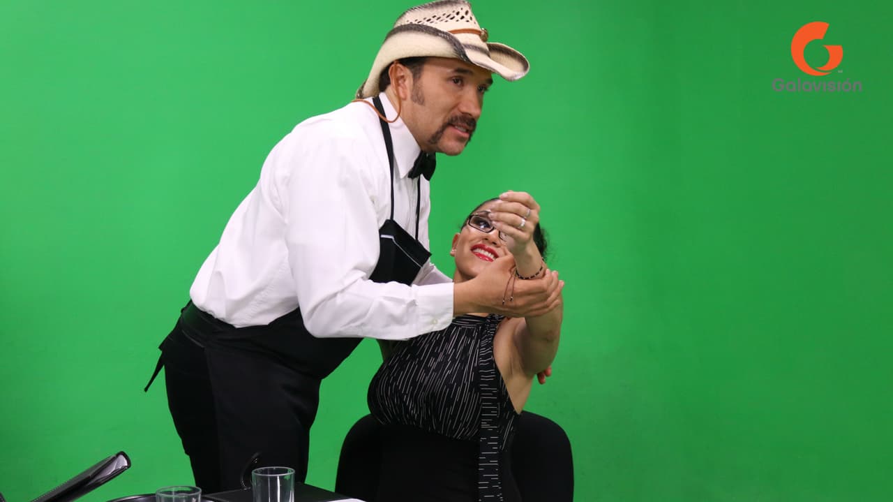 Durante las grabaciones Luis Manuel fingió besar a Nora.