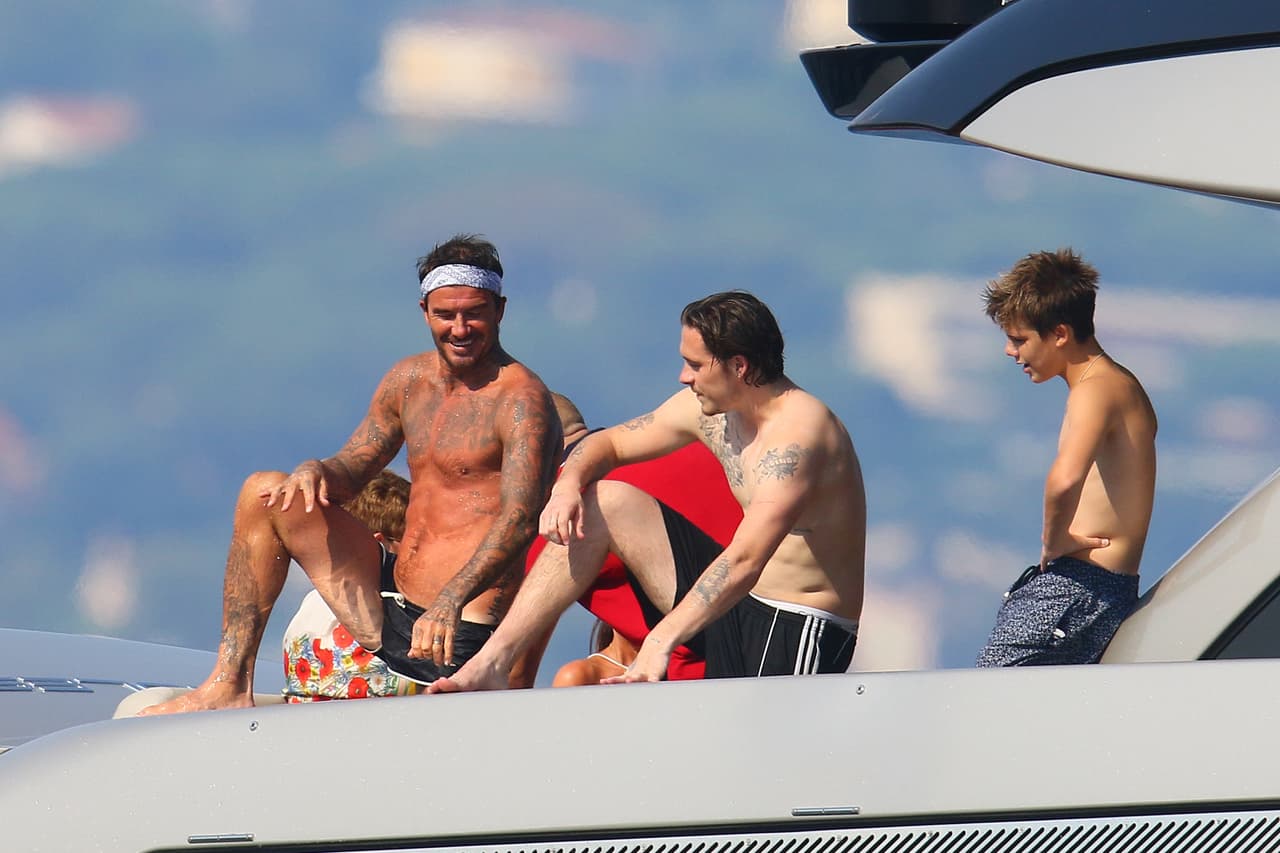 Con su hijo mayor, Brooklyn, bromeó un rato.