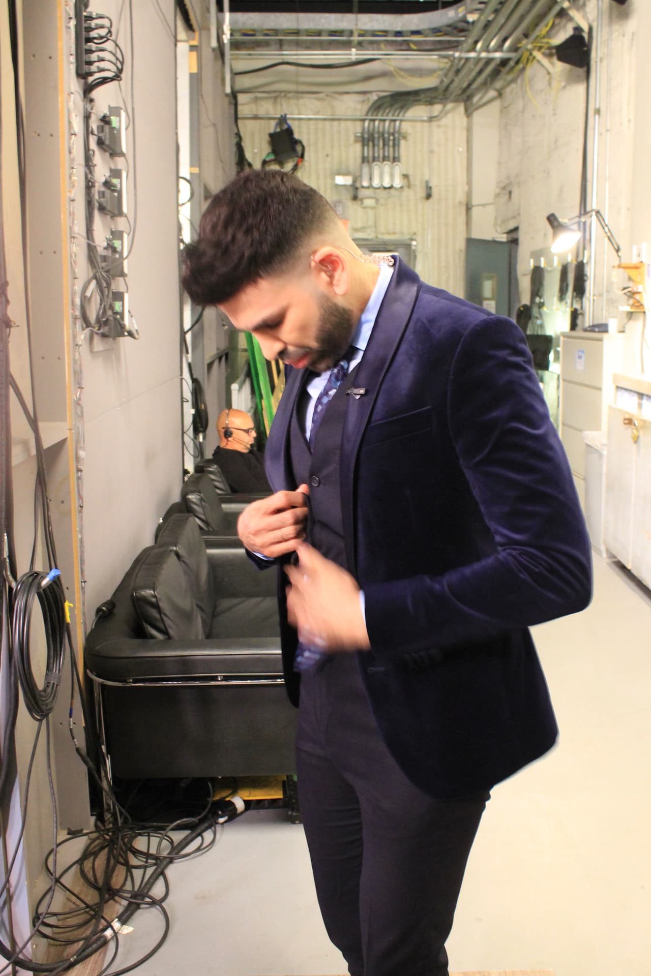 Así captamos a Jomari preparándose para su segmento en el programa.
<br>