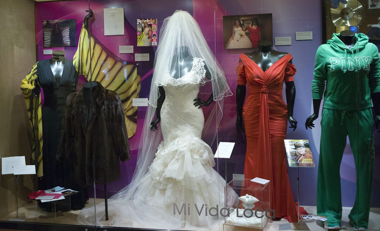 El diseñador creó más de 500 diseños para la cantante, quién renovava su vestuario cada 15 días y "no le gustaba repetir modelos".