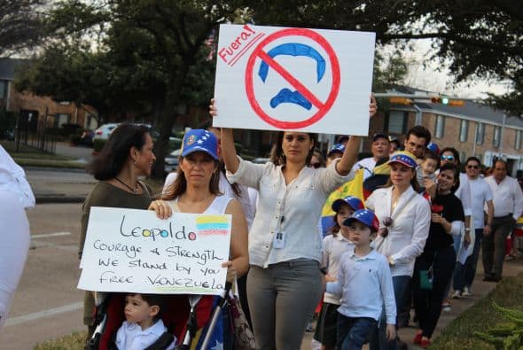 A cantos y gritos pidieron paz y libertad en la calle Westheimer, una de las más transitadas de Houston. 