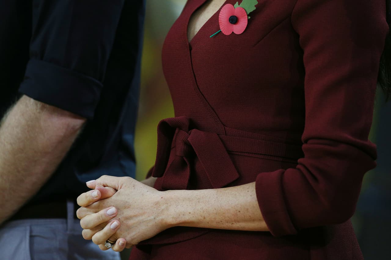 De todos sus accesorios, destacó el enorme anillo de diamantes que la duquesa de Sussex ha utilizado durante todos los actos públicos.