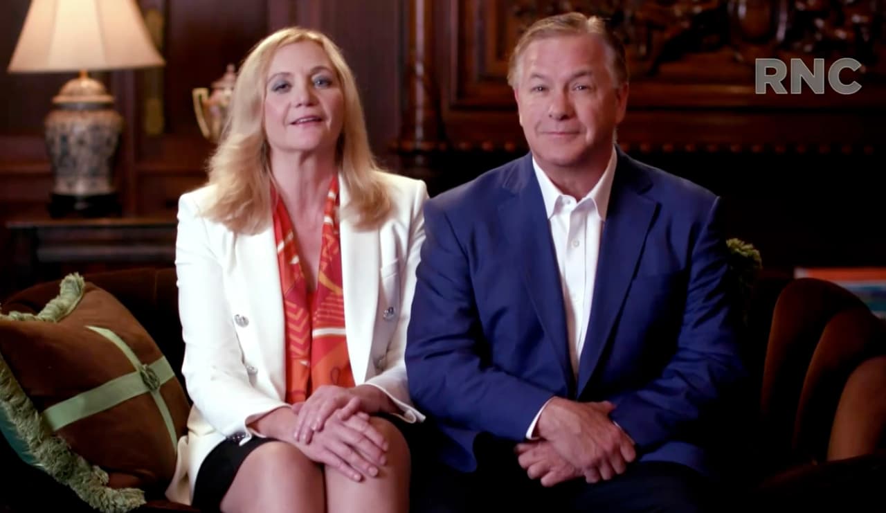 Patricia y Mark McCloskey, una pareja de St. Louis que apuntó con armas a los manifestantes de Black Lives Matter, participaron en un video pregrabado. Acusaron al Partido Demócrata de no proteger a "ciudadanos honestos" como ellos.