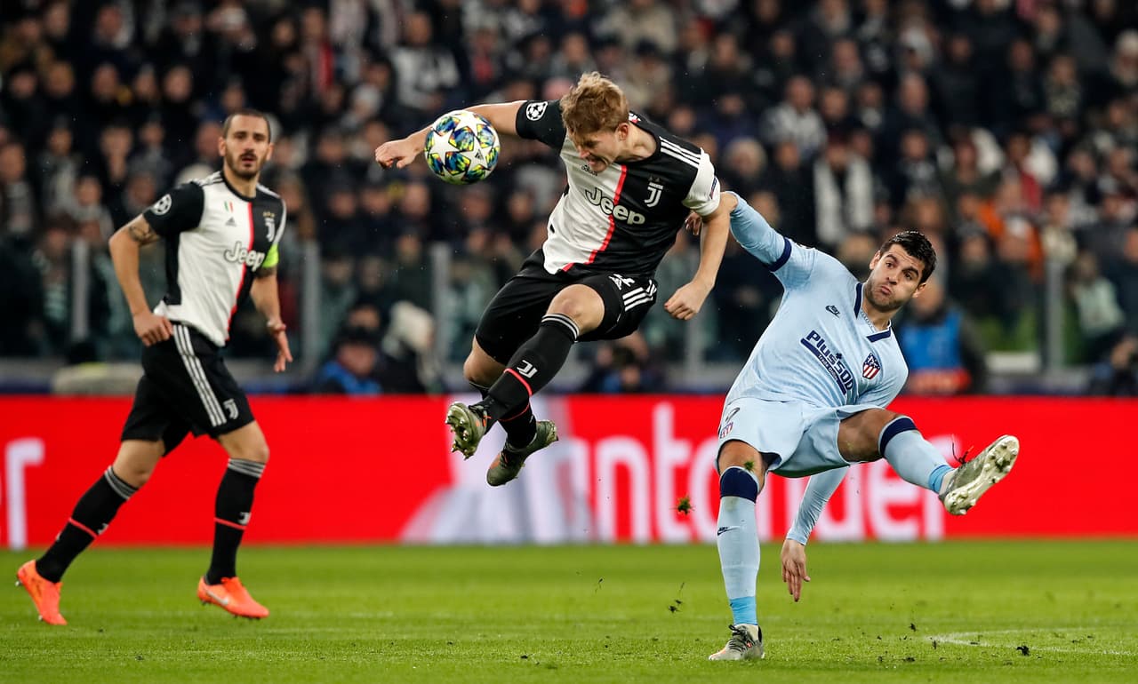 Matthijs de Ligt rechaza la pelota que buscaba el delantero español Alvaro Morata.