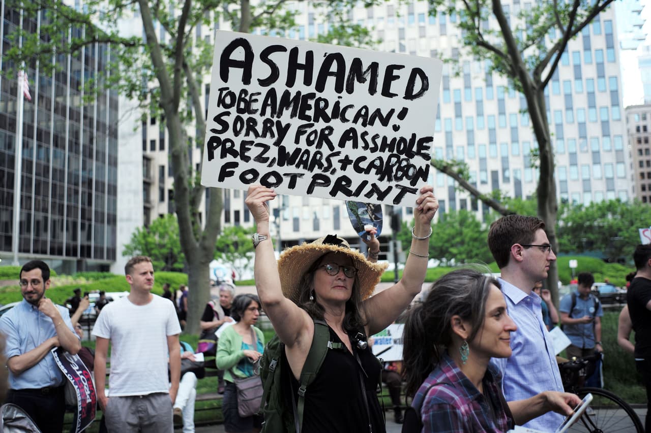 Elon Musk, CEO de la compañía Tesla y SpaceX, cumplió su promesa de dimitir como asesor del presidente si finalmente hacía efectiva la salida de Estados Unidos. "Dejar París no es positivo para Estados Unidos o para el mundo", escribió. "Avergonzado de ser estadounidense" se lee en el cartel de una manifestante este 1 de junio en Nueva York.