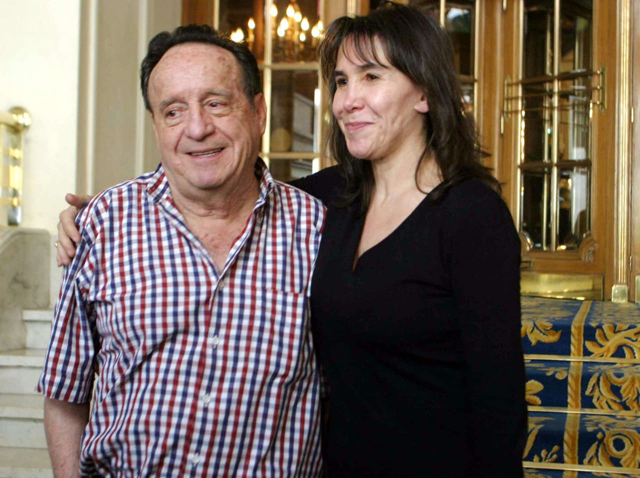 La radiante pareja permaneció junta hasta la muerte del cómico en 2014.