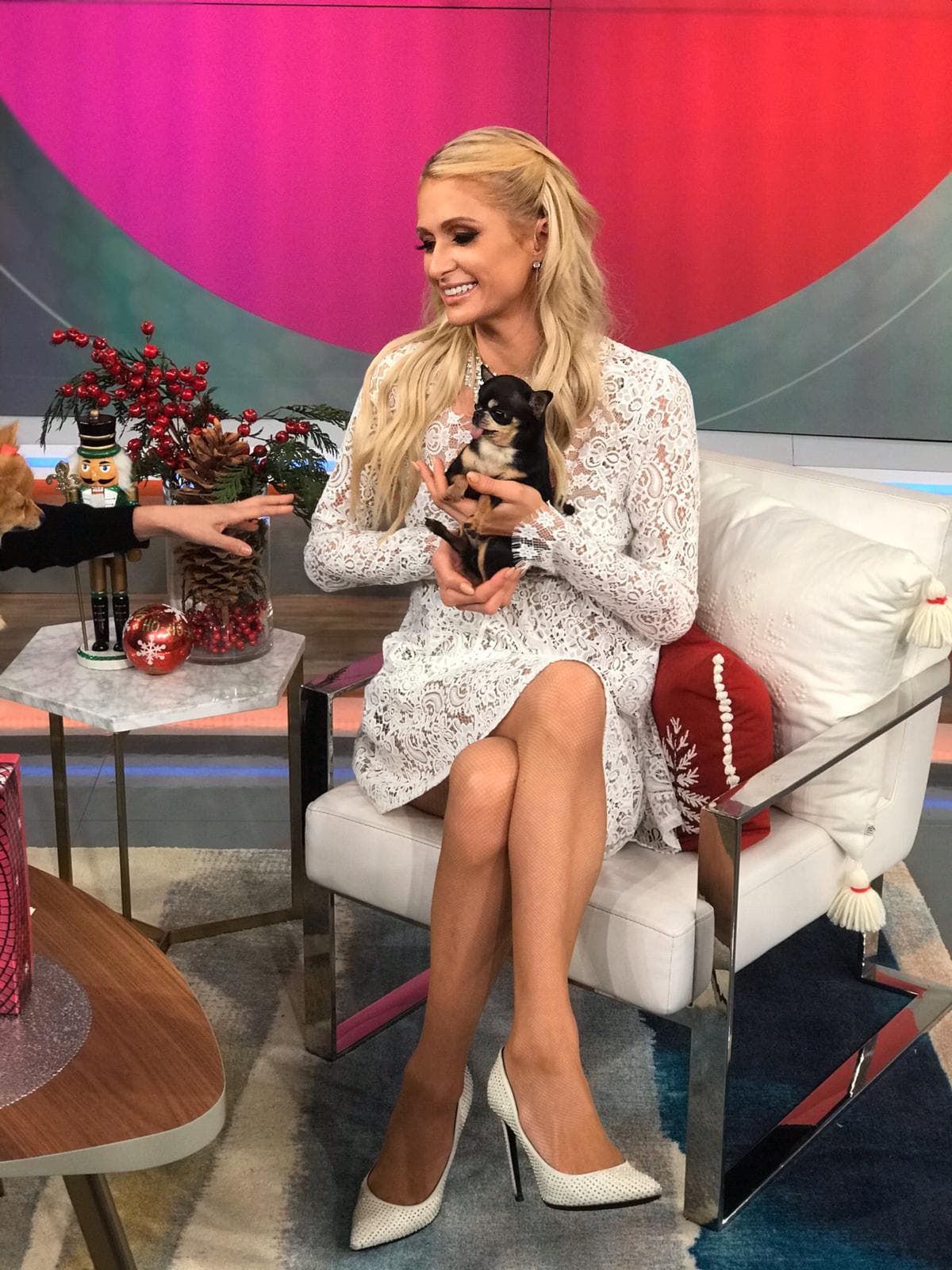 La celebridad reveló que le 
<a href="https://www.univision.com/shows/despierta-america/a-paris-hilton-le-encantaria-cantar-con-tres-artistas-latinos-y-uno-de-ellos-es-bad-bunny-video?pipVideo=true" target="_blank">encanta la música latina</a> de artistas como J Balvin, Bad Bunny y Shakira. Cuando Raúl le preguntó con quien le gustaría hacer un dueto mencionó que sería con cualquiera de los anteriores "todos son increíblemente talentosos", mencionó Hilton.