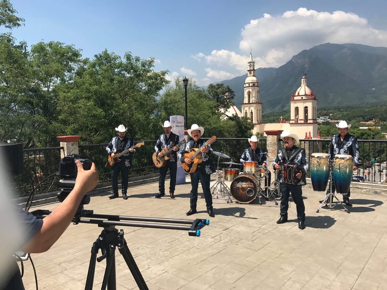El escenario que ofrece Santiago es único porque se encuentra entre la Sierra Madre y el Cerro de la Silla.