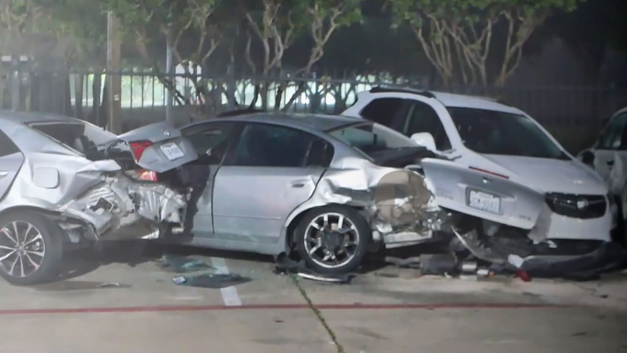 Una aparente discusión se desborda y resulta en caos y destrucción de autos en Dallas