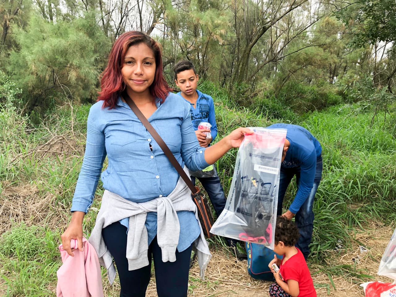 Una vez que los migrantes se entregan a la Patrulla Fronteriza, los agentes procesan a los recién llegados: los cuentan y les dan unas bolsas de plástico para que metan los cordones de los zapatos, cinturones, cadenas y cualquier objeto con el que se puedan hacer daño.
<br>
