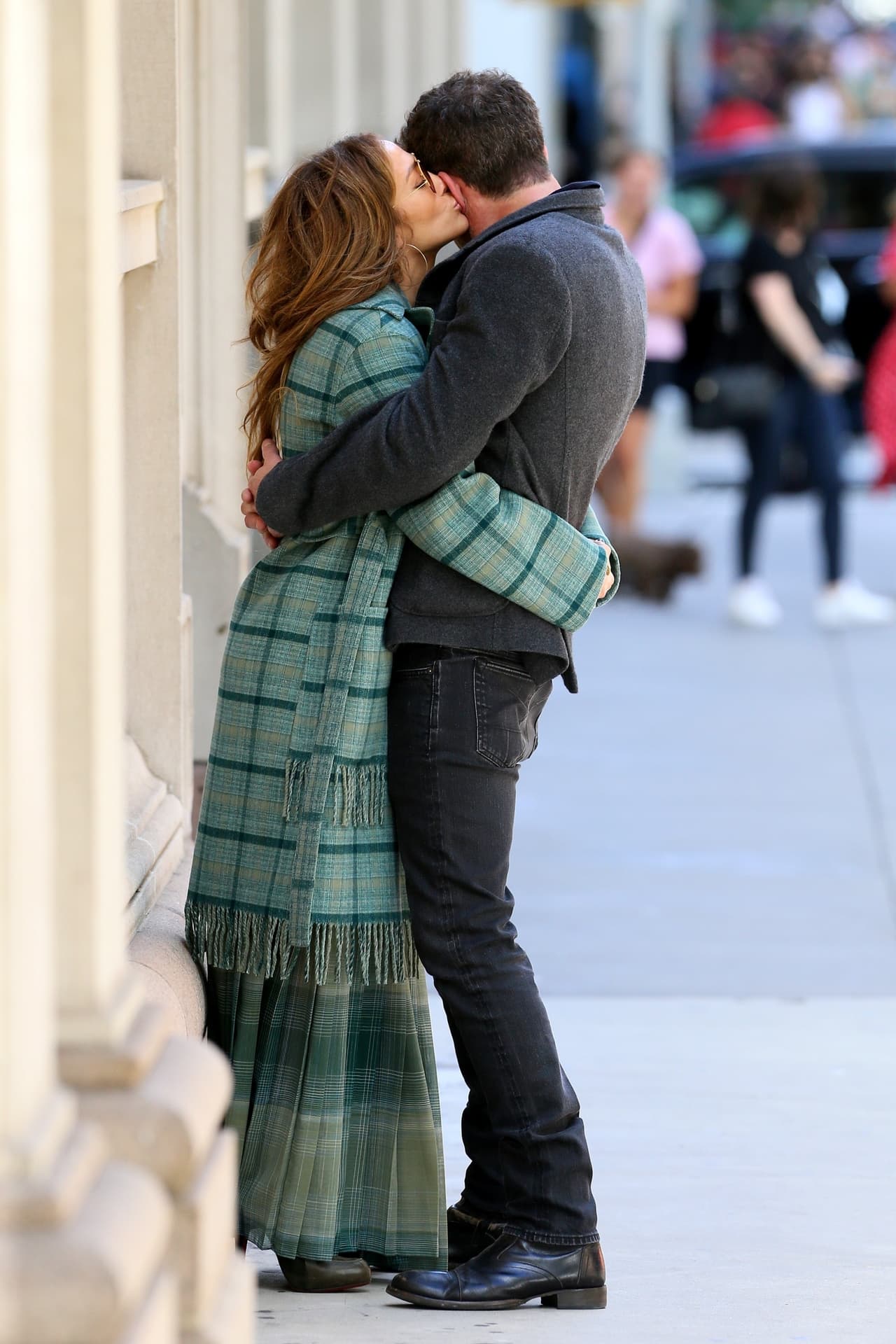 En algún momento hicieron una pausa en la caminata y la intérprete, de 52 años, 
<b><a href="https://www.univision.com/famosos/jlo-y-ben-affleck-besos-st-tropez-fotos" target="_blank">le plantó un beso en la oreja. </a></b>
<br>