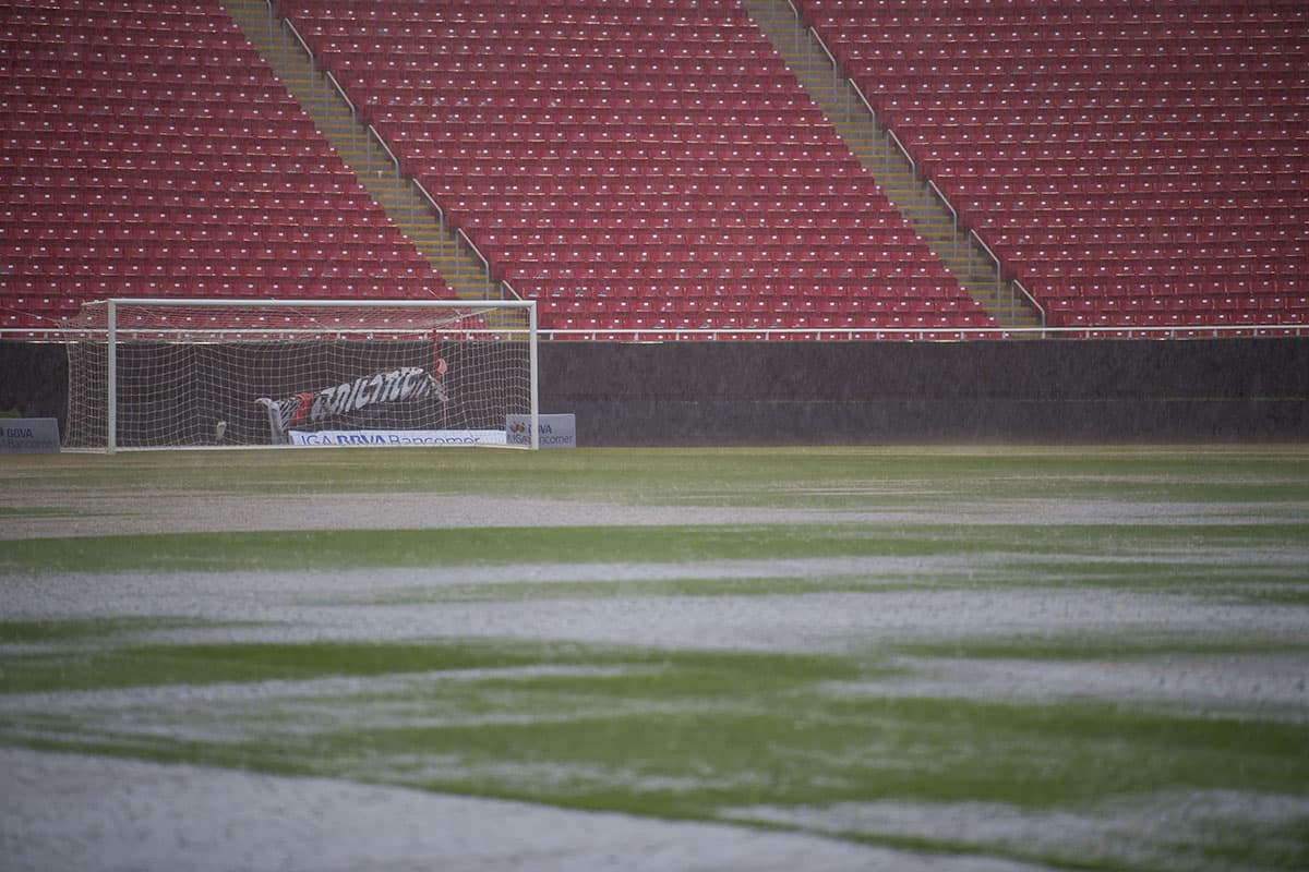 Inundación en el Estadio Akron de Guadalajara a pocos minutos de la hora oficial del juego entre Chivas y Cruz Azul por la jornada 2 del Apertura 2018 de la Liga MX.