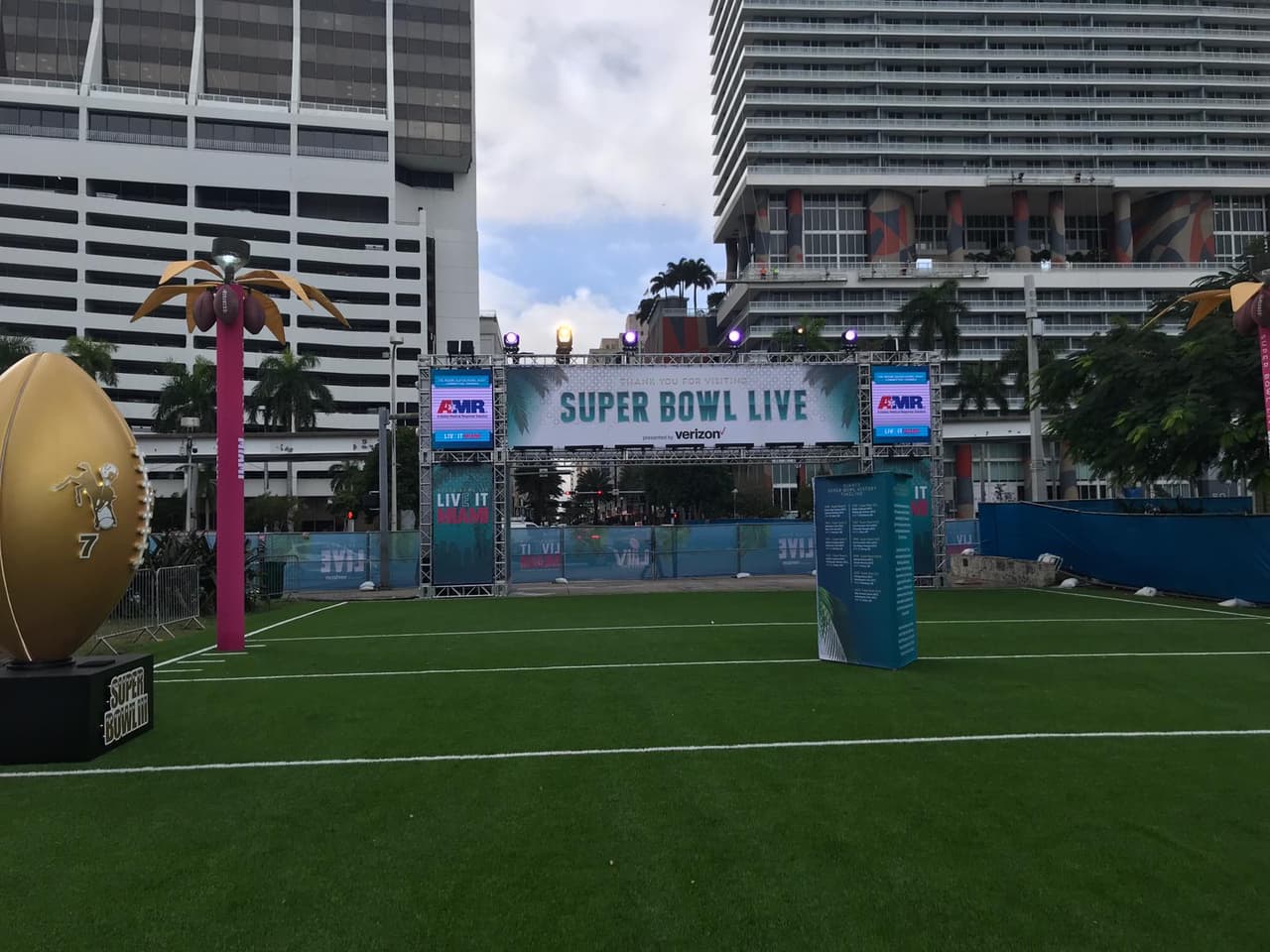 Por el evento del Super Bowl en el Bayfront Park, el tráfico hacia el sur en Biscayne Boulevard será redirigido al noreste de la segunda avenida.