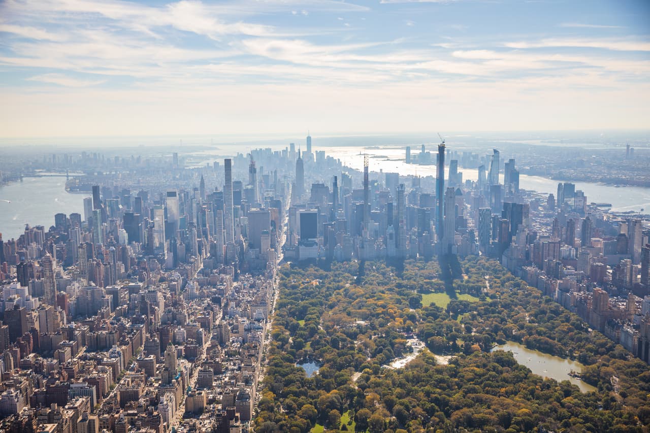 <b>Nueva York.</b> La Gran Manzana atrajo a un estimado de 67 millones de turistas en 2019, pero como epicentro del covid-19 en Estados Unidos vio solo una fracción de eso en 2020. Sin esos ingresos, la industria hotelera se ha visto gplpeada y una encuesta reciente reveló que hasta el 60% de los restaurantes de la ciudad podrían cerrar en 2021. Es por eso que Nueva York, uno de los destinos turísticos más atractivos del mundo, se ha ganado un lugar en esta lista: para que se recupere y florezca necesita que los visitantes regresen.