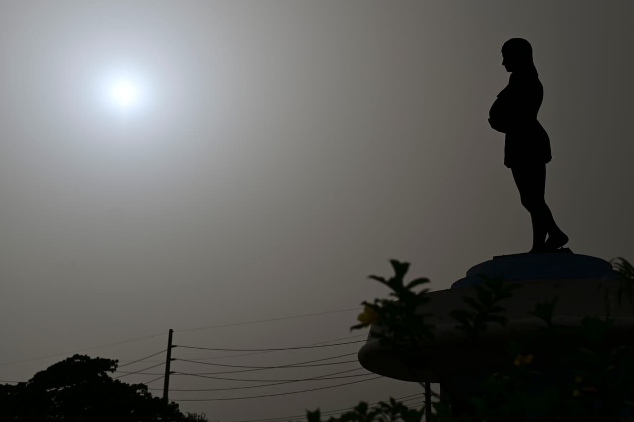 El cielo turbio sobre Canovanas, Puerto Rico. Según NASA, este polvo africano juega un papel ecológico fundamental, 
<a href="https://www.nasa.gov/content/goddard/nasa-satellite-reveals-how-much-saharan-dust-feeds-amazon-s-plants" target="_blank">fertiliza los suelos en el Amazonas </a>y construye playas en el Caribe. También suprime la formación e intensificación de las tormentas tropicales
<br>