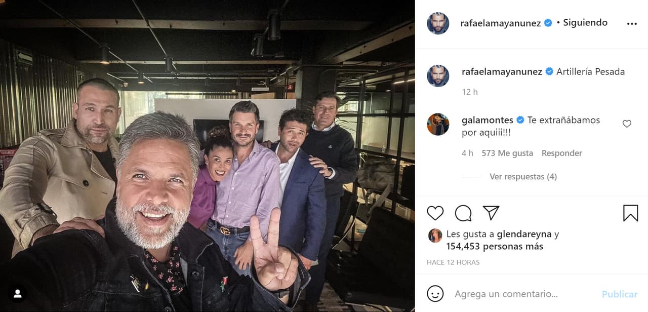 El actor mexicano compartió una fotografía grupal donde aparece con su mánager Karem Guedimin y cuatro acompañantes más.
<br>