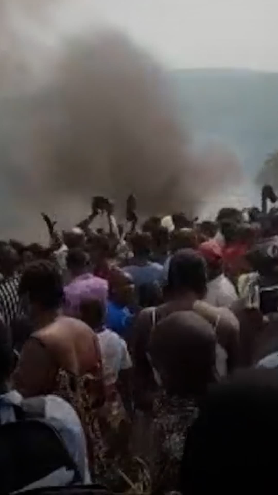 Multitudes se reúnen en la zona del impacto de un avión