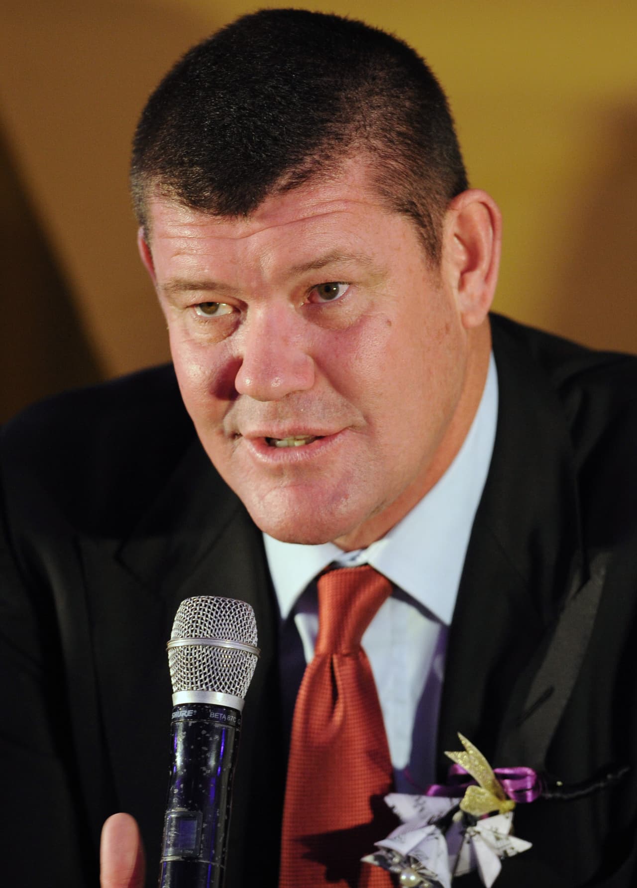 James Packer es uno de los cuatro hombres más ricos de Australia, de acuerdo con la revista Forbes. Es dueño de una cadena de casinos.